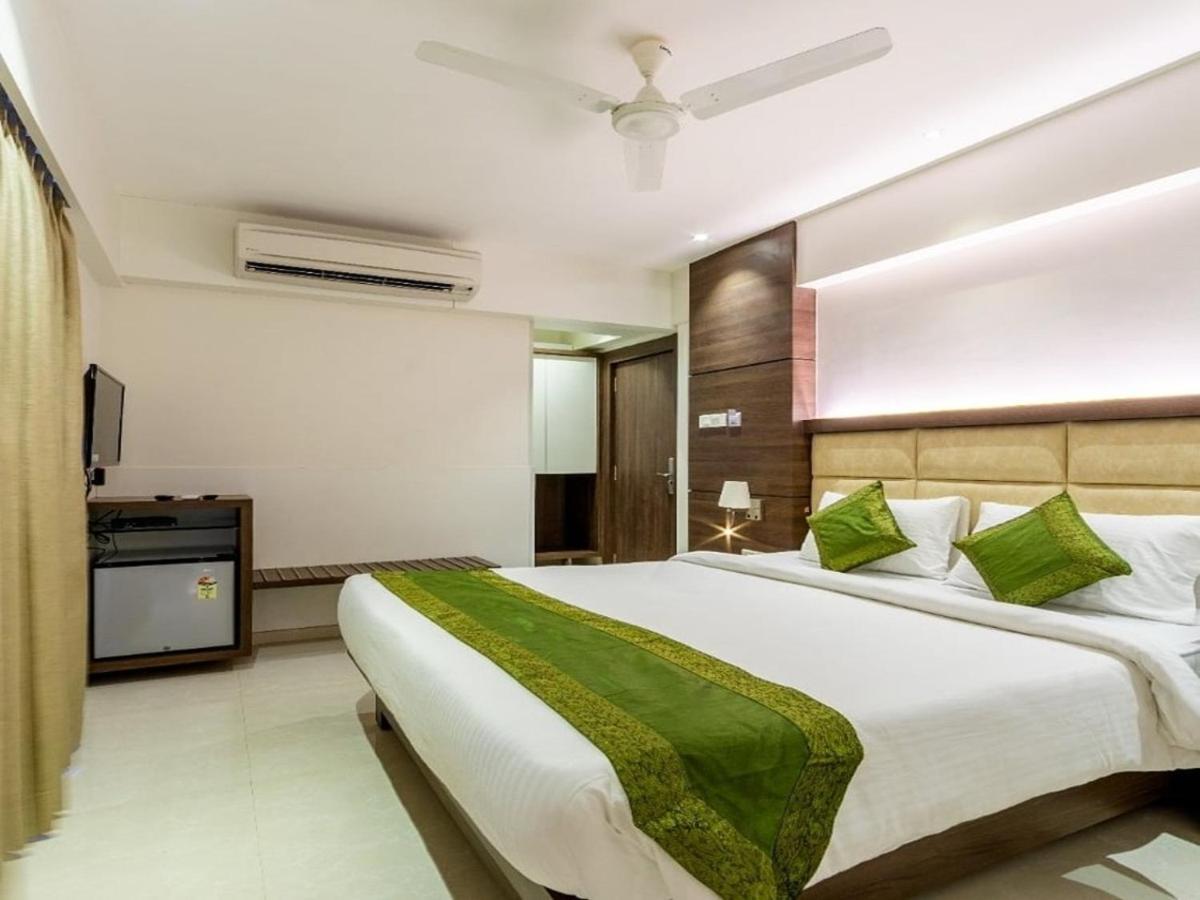 Hotel Laxvas Thane Bagian luar foto