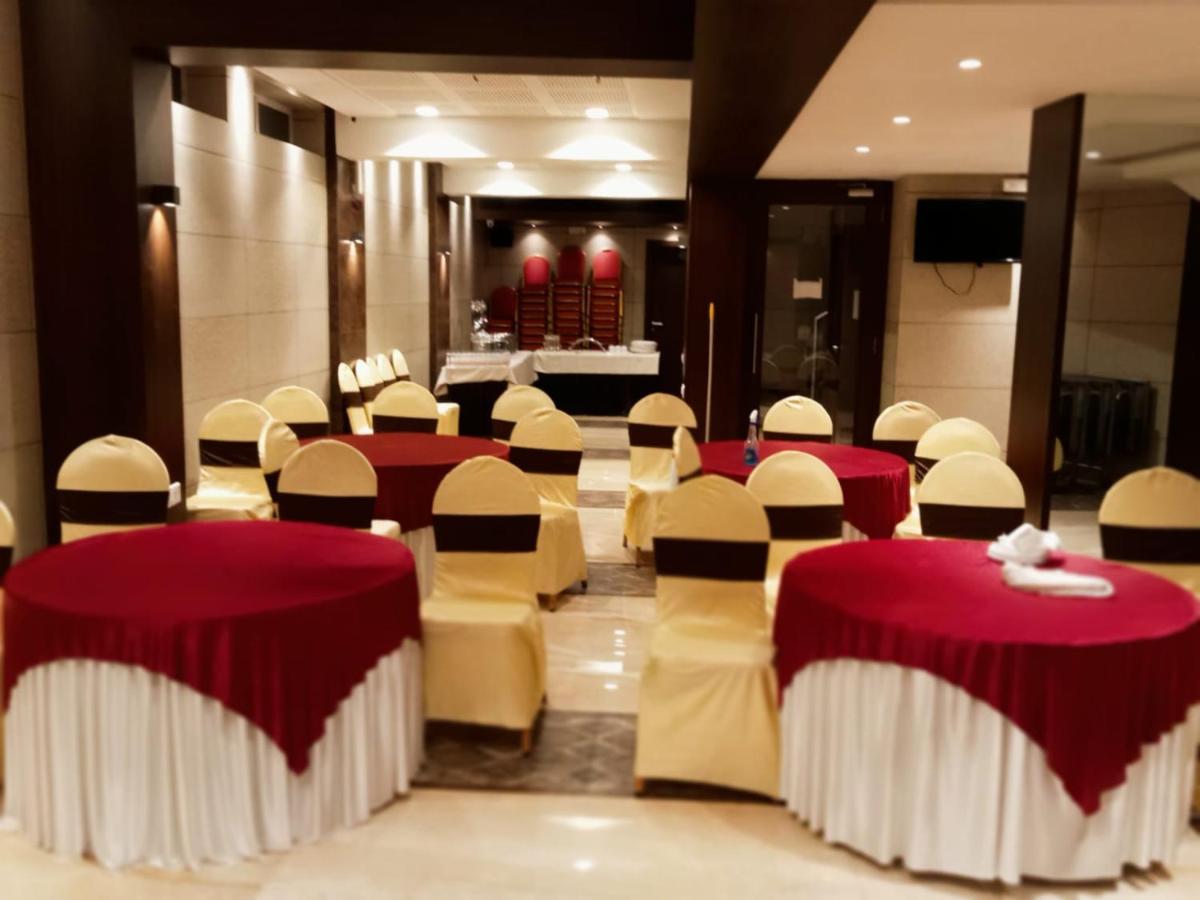 Hotel Laxvas Thane Bagian luar foto