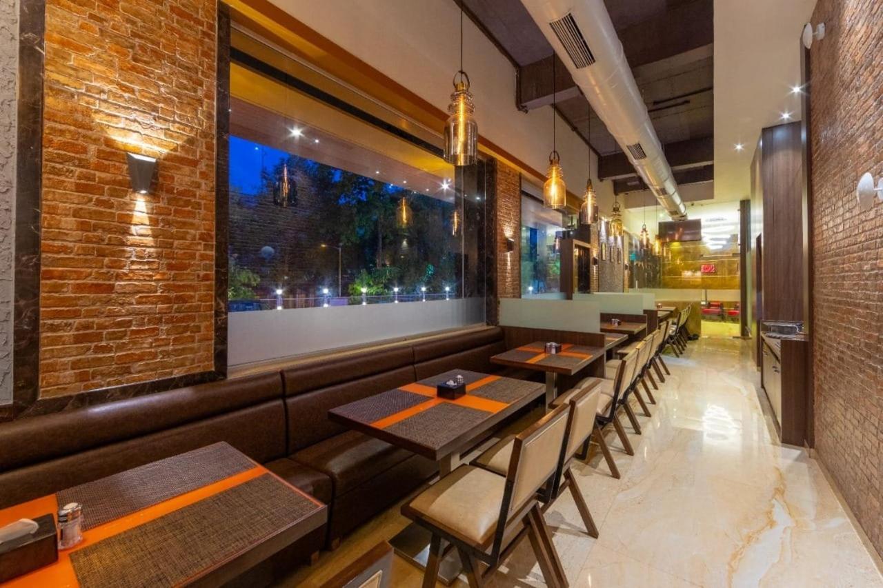 Hotel Laxvas Thane Bagian luar foto