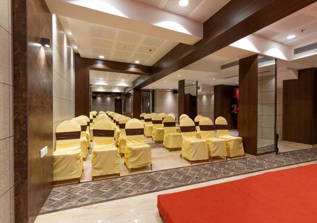 Hotel Laxvas Thane Bagian luar foto