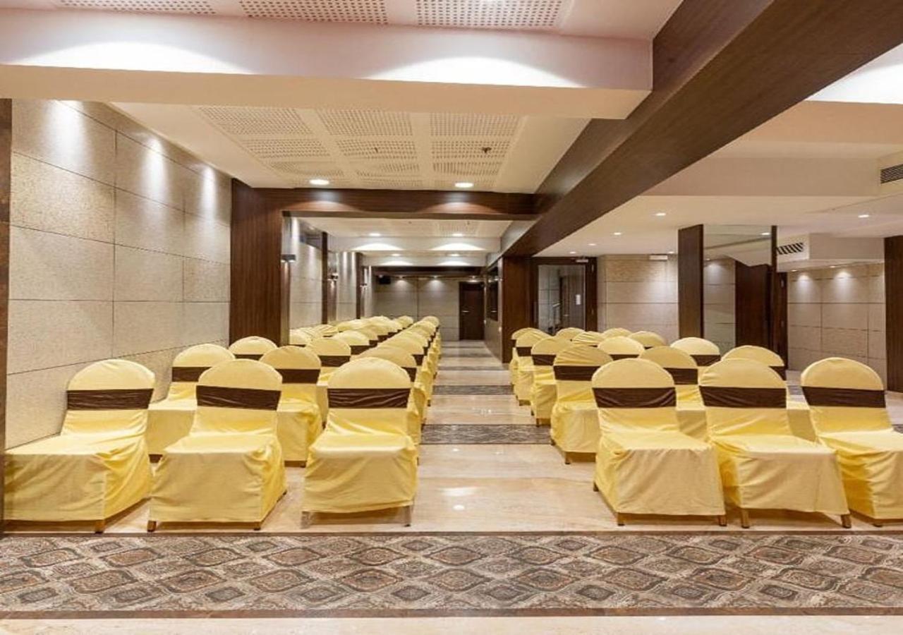 Hotel Laxvas Thane Bagian luar foto
